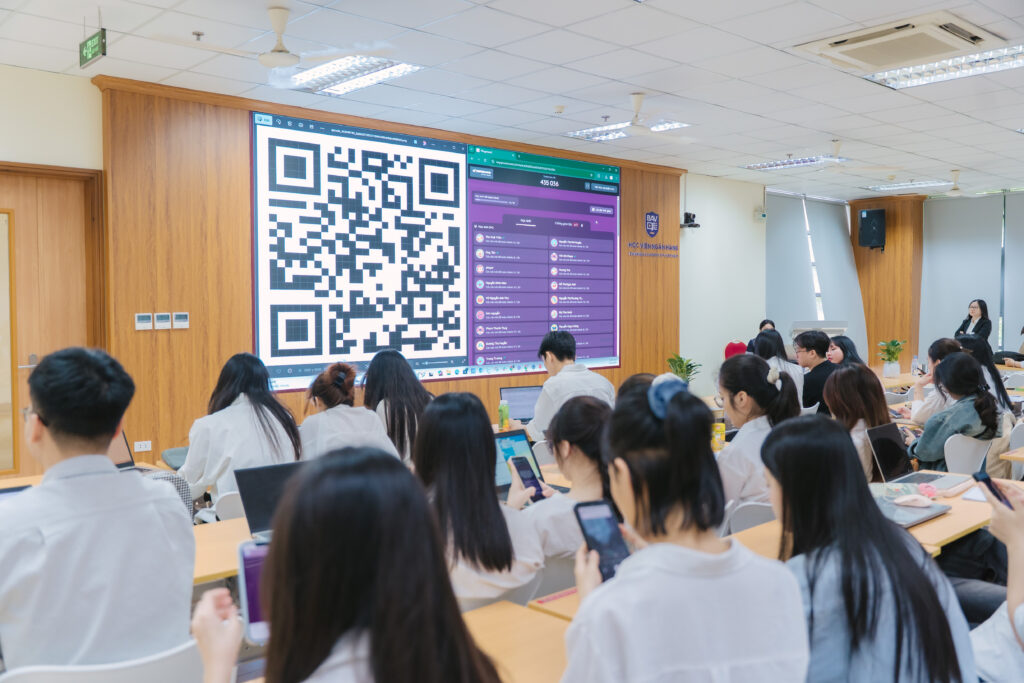 Q&A các bạn làm Banking Academy FinTech students participating in Q&A during the DataCore field reporting session