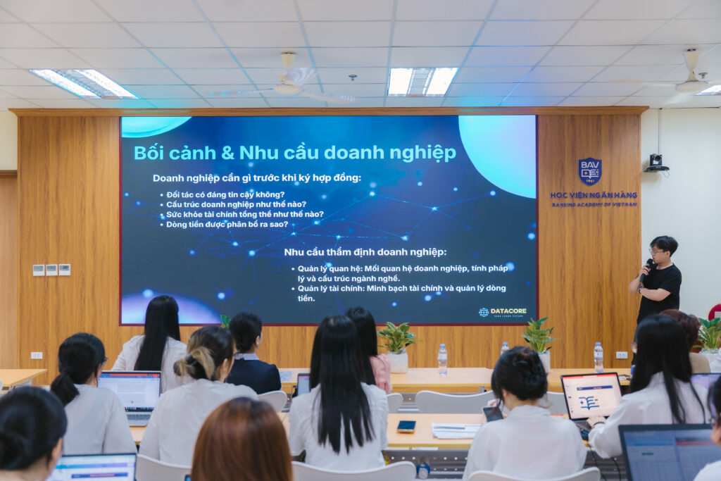 anh Hải Mr. Vu Duc Hai, Data Scientist at DataCore, speaking at the Banking Academy FinTech field reporting session