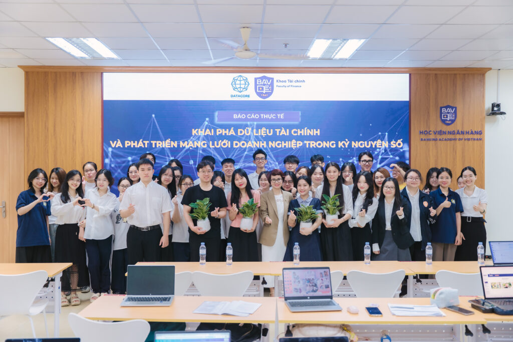 ảnh tập thể ca 1 Banking Academy FinTech field reporting session - DataCore team and HVNH students group photo, Hanoi May 2026