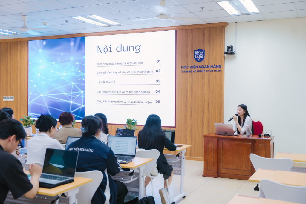 chị Thảo Ms. Dao Thu Thao, Head of Human Resources at DataCore, presenting at the Banking Academy FinTech field session