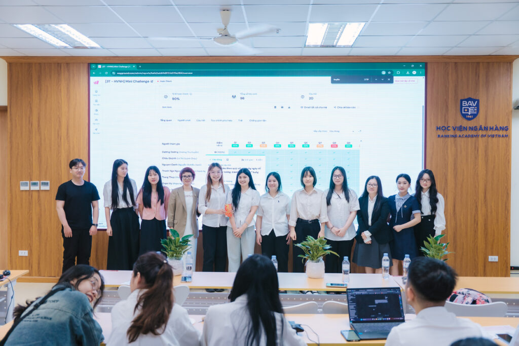 chụp ảnh các bạn thắng quizz Banking Academy students celebrating quiz results at the DataCore FinTech field reporting session