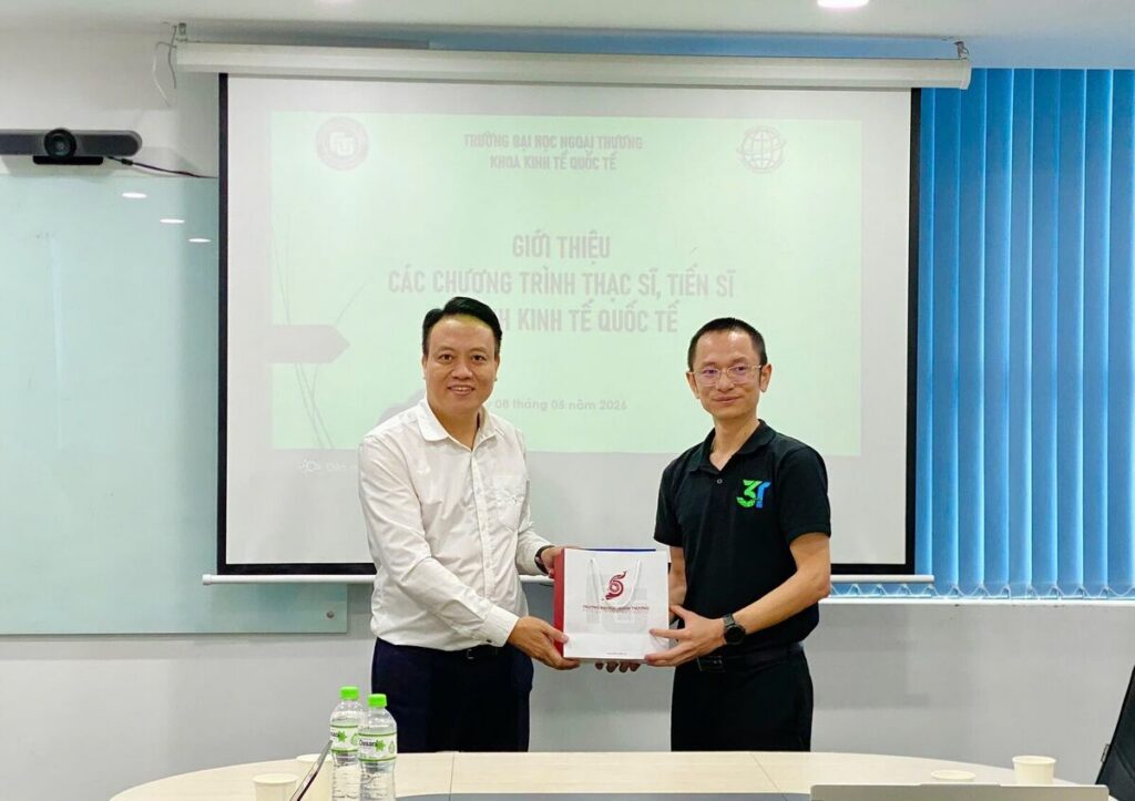 Gift exchange between FTU and DataCore teams at 2026 university partnership visit