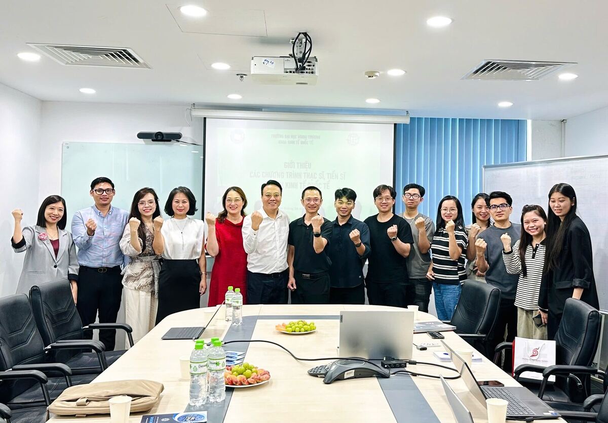 FTU DataCore partnership: delegation from FTU Faculty of International Economics with the DataCore team in Hanoi