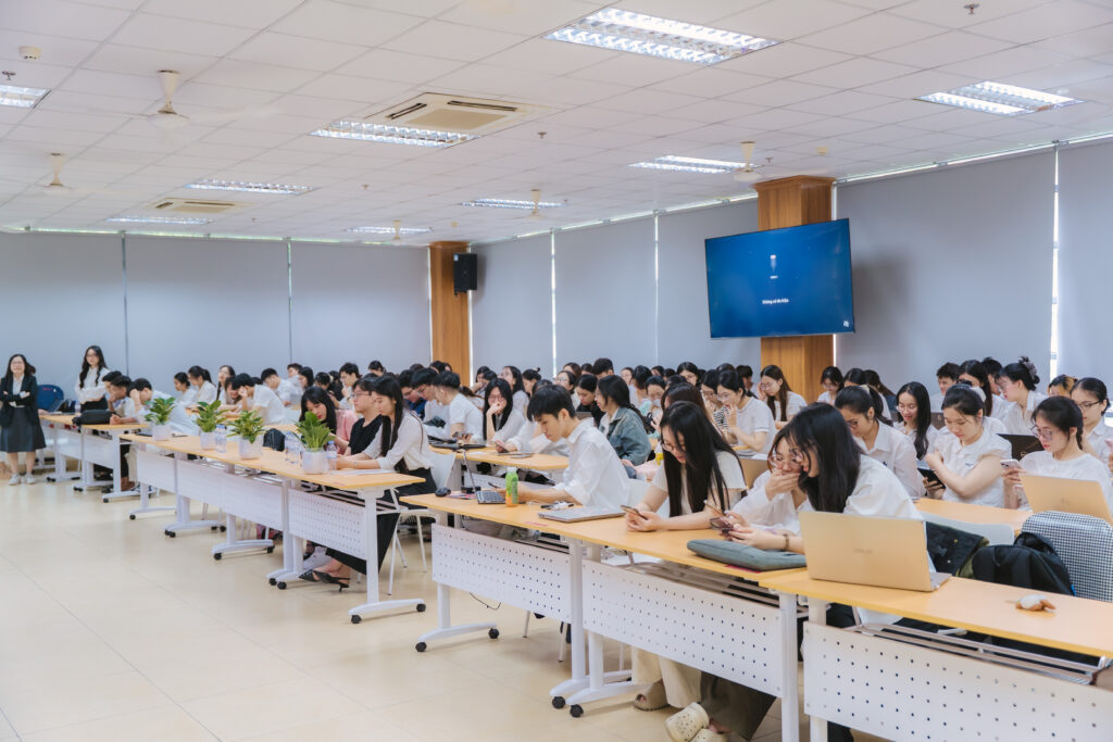 tập thể khán phòng Nearly 200 Banking Academy FinTech students attending the DataCore field reporting session