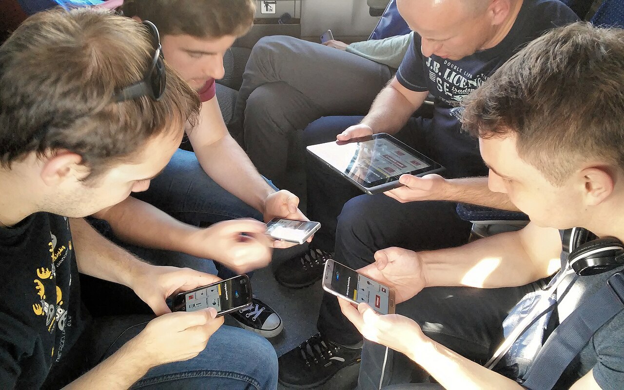 Players in a multiplayer mobile game built by Vietnam app development studios