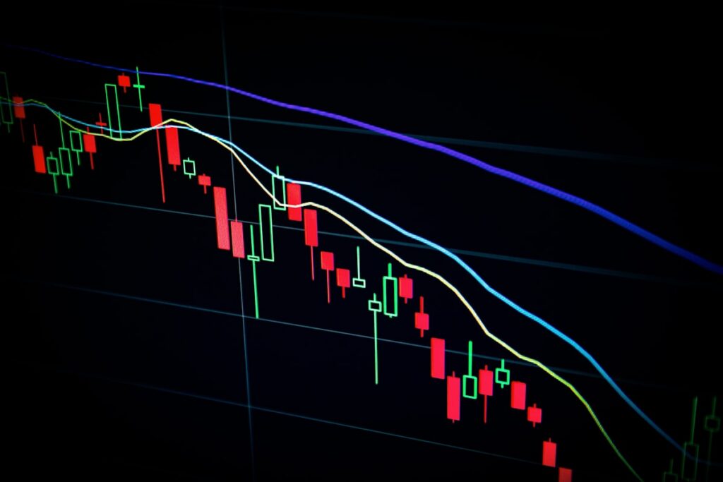 Trading screen with falling prices illustrating the market reaction to the PNJ P-Lab case in July 2026