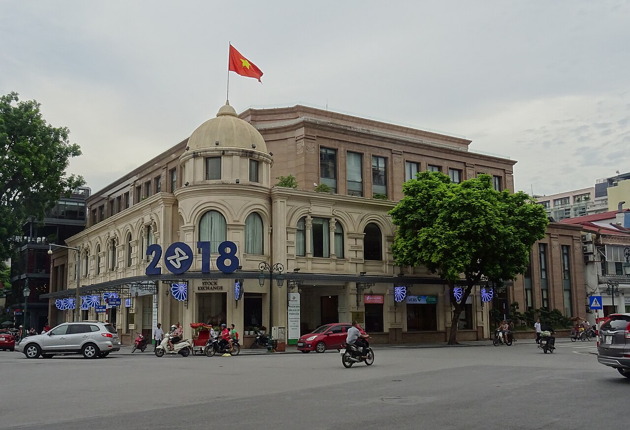 Tòa nhà Sở Giao dịch Chứng khoán Hà Nội, một nguồn tạo ra dữ liệu thị trường trong ngày của Việt Nam